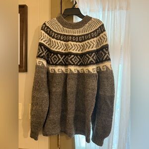 Women’s 100% Alpaca Wool Gray Patterned Sweater.